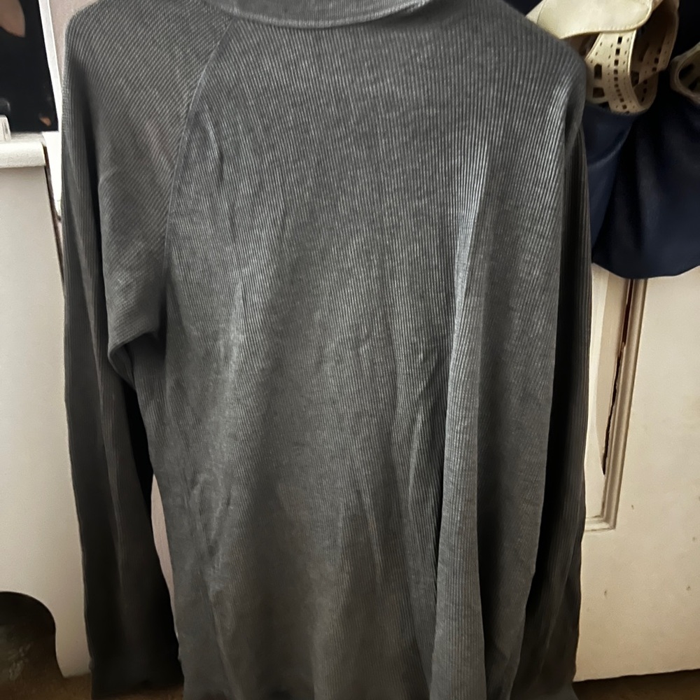 Arizona Jean Company Gray Long Sleeve Tee